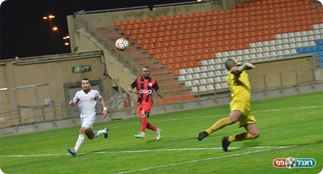 הכדור שלו בדרך לרשת (אבי רביבו)